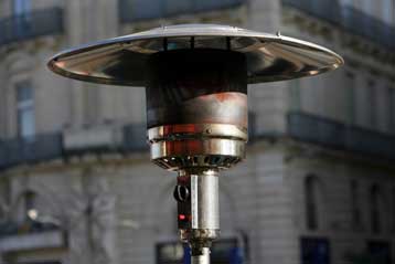 Κικίλιας : Ερχονται τσουχτερά πρόστιμα και επιδότηση για… θερμάστρες ώστε να καπνίζει ο κόσμος έξω