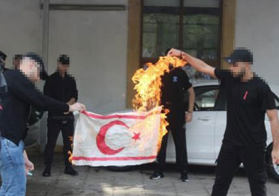 Η Άγκυρα κατηγορεί Ελλάδα και Κύπρο για κάψιμο τουρκικής σημαίας στα Κατεχόμενα
