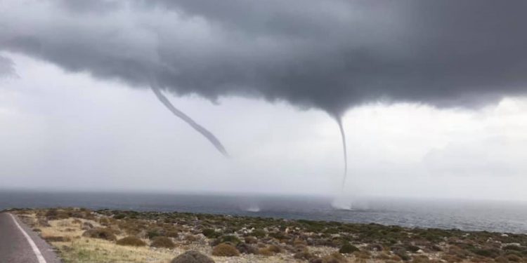 Κακοκαιρία «Γηρυόνης»: Εντυπωσιακός διπλός υδροσίφωνας στη νότια Κρήτη