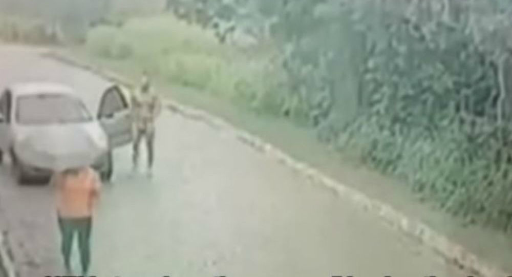 Ολόγυμνος άντρας κυνηγά γυναίκα στη βροχή να τη βιάσει