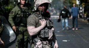 Βίντεο από επίθεση αντιεξουσιαστών σε ΜΑΤ μετά την εκκένωση κατάληψης