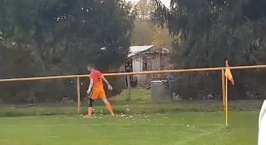 Ποδοσφαιριστής αποβλήθηκε επειδή… σκότωσε κότα την ώρα του αγώνα