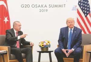 Μπίζνες, πόλεμος και… εκβιασμοί