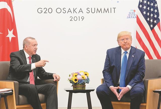 Μπίζνες, πόλεμος και… εκβιασμοί