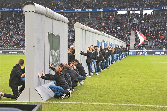 Γκρέμισαν το Τείχος στο Χέρτα – Λειψία