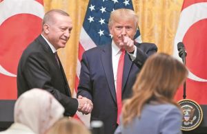 Το προεδρικό τρίο που προκαλεί αρρυθμίες στην «ισχυρότερη συμμαχία» της Ιστορίας