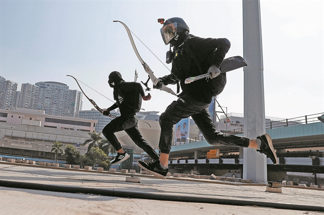 Το Πεκίνο ετοιμάζει στρατό και αληθινές σφαίρες
