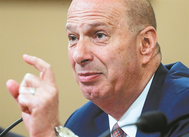 Κατηγορούν τον πρεσβευτή για σεξουαλική παρενόχληση!