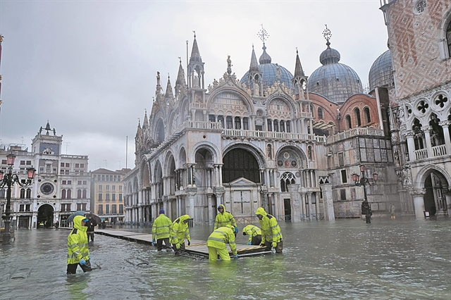 Μέχρι το γόνατο έφτασε το νερό στην πλατεία του Αγίου Μάρκου
