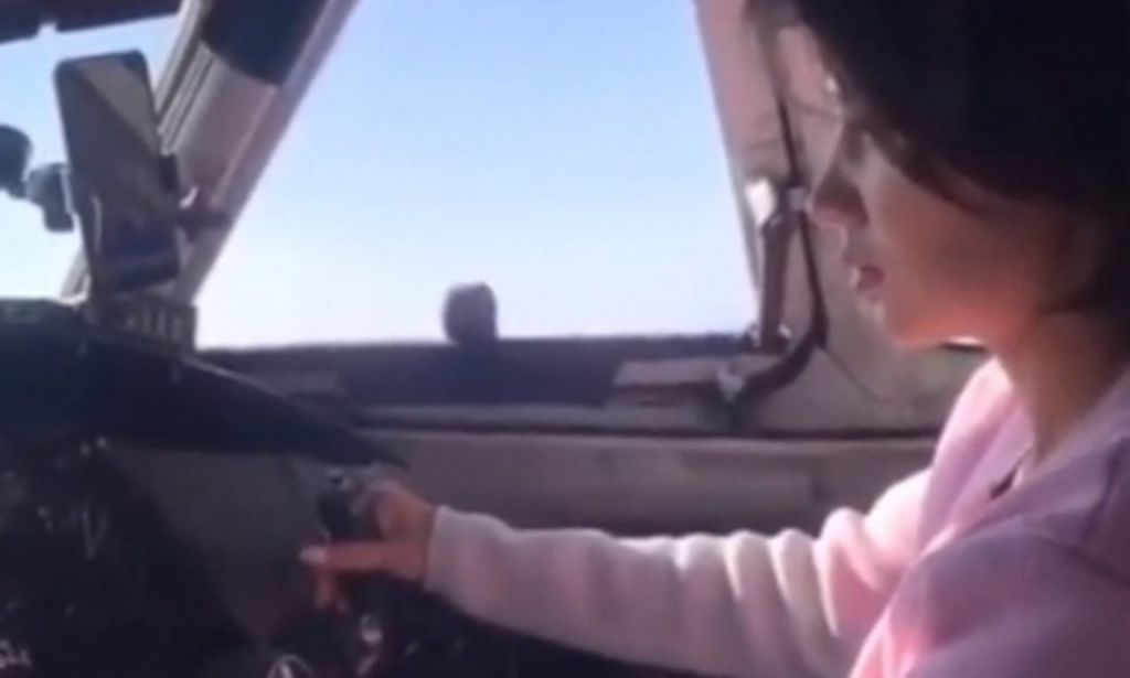 Απίστευτο! 20χρονη… πέταξε επιβατικό αεροπλάνο παρουσία του πιλότου