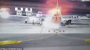 Αίγυπτος: Αεροσκάφος με 196 επιβάτες τυλίχθηκε στις φλόγες μόλις προσγειώθηκε