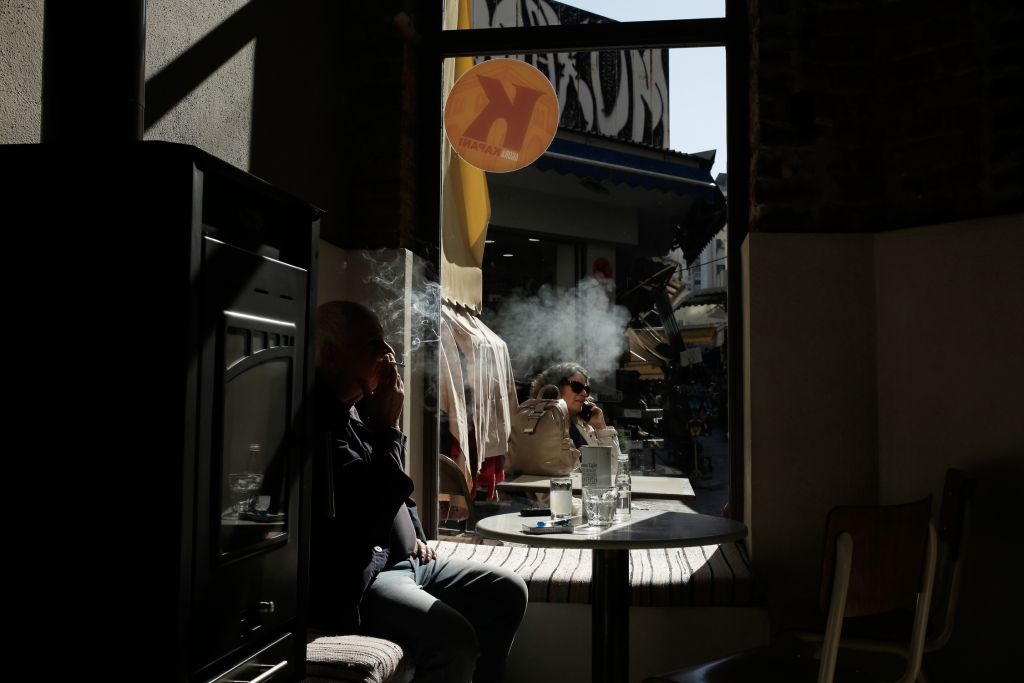 Ρόδος: Βαρύ πρόστιμο καπνιστή σε καφετέρια – Τον κάρφωσε ο διπλανός του