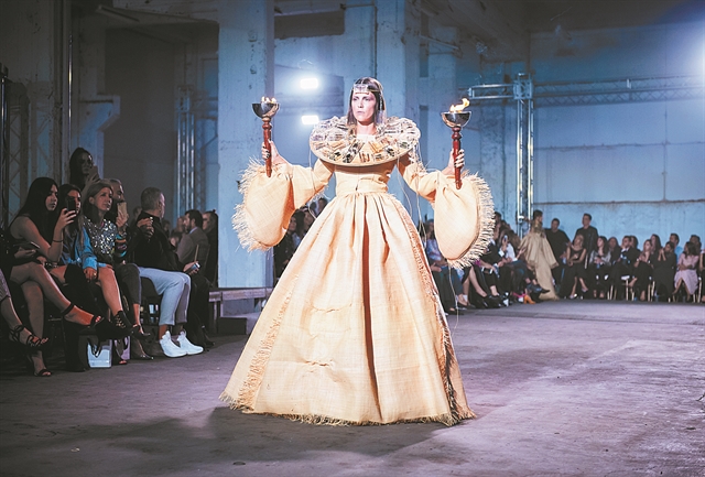 Οι Κινέζοι κατέλαβαν την πόλη…