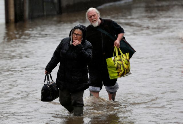 Βόρεια Αγγλία: Εκκένωση περιοχών μετά τις εκτεταμένες πλημμύρες