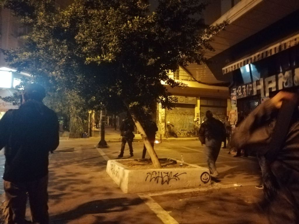 Πολυτεχνείο: Ενταση στα Εξάρχεια – Πετούν γλάστρες από ταράτσες