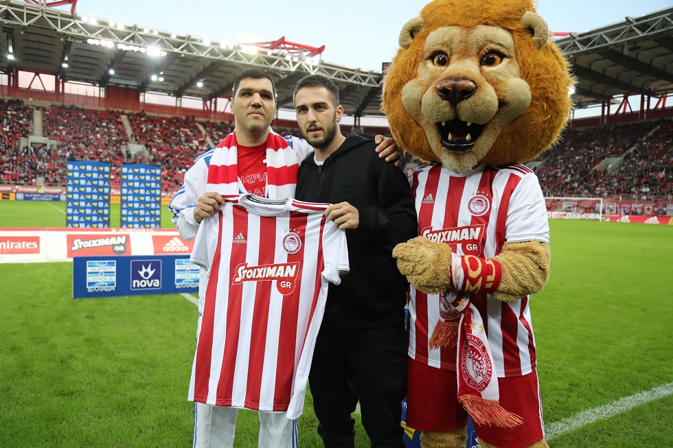 Όμορφη στιγμή στο Καραϊσκάκη: Ο Φορτούνης βράβευσε τυφλό παραολυμπιονίκη!