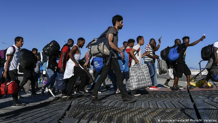Αποσυμφόρηση νησιών : Στο λιμάνι του Πειραιά 72 πρόσφυγες