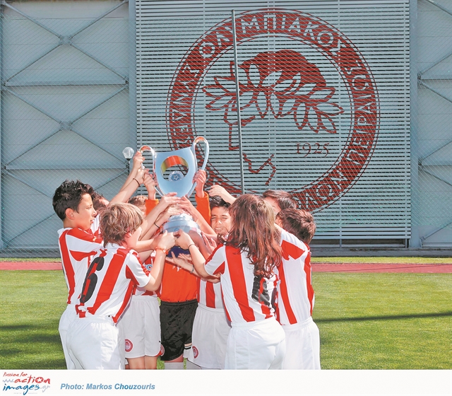 Σκληρή απάντηση με «βόμβες» αλήθειας