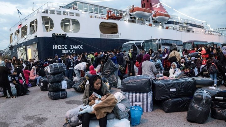 Στο λιμάνι του Πειραιά πάνω από 120 πρόσφυγες από το Αιγαίο