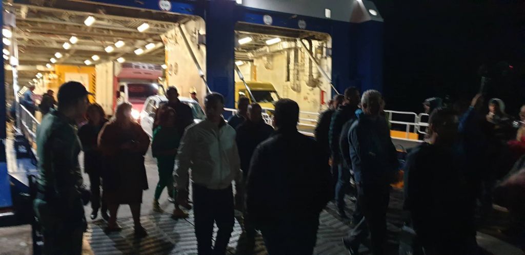 Εμπόδισαν την αποβίβαση προσφύγων στο λιμάνι με μηχανήματα του δήμου