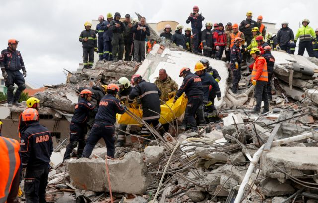 Αλβανία: Βίντεο του Ευθ. Λέκκα με τις συγκλονιστικές προσπάθειες της ΕΜΑΚ στα ερείπια | tanea.gr