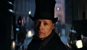 Ενας Εμπενίζερ Σκρουτζ που μοιάζει να βγήκε από το «Peaky Blinders»