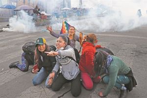 Μάχες αστυνομίας με «κοκαλέρος»