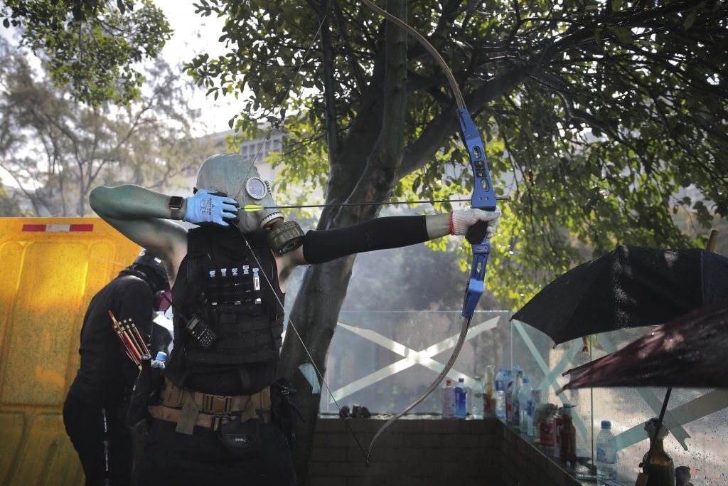 Τοξοβόλοι… κατά αστυνομικών στο Χονγκ Κονγκ
