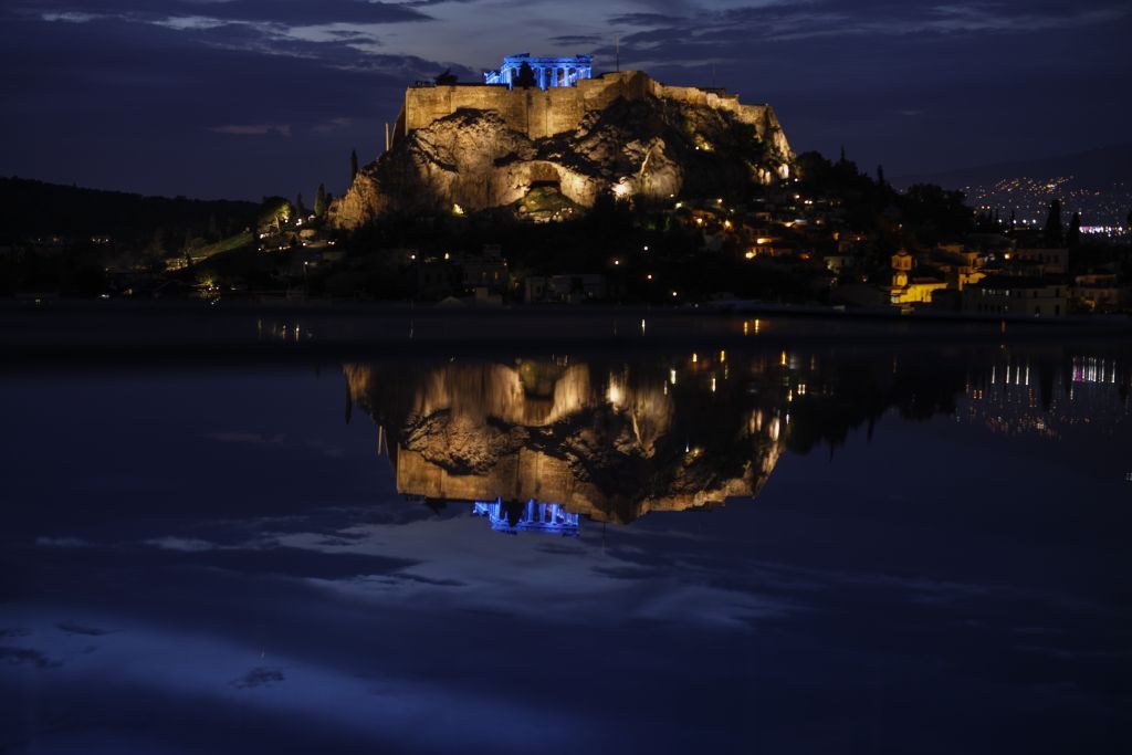 Ακρόπολη: Φωταγωγήθηκε μπλε για τα Δικαιώματα του Παιδιού