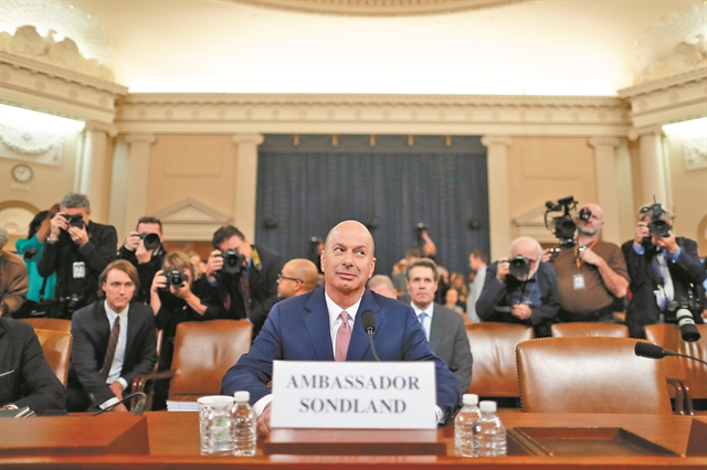 Ο κύριος πρέσβης τους έκαψε όλους