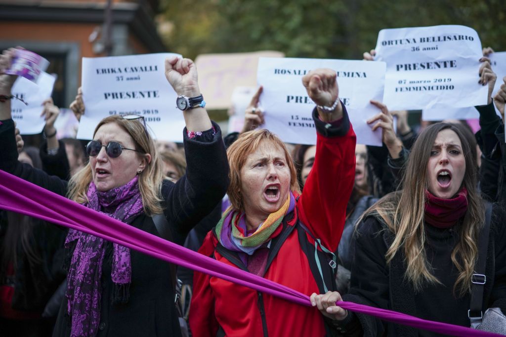 Στους δρόμους της Ρώμης χιλιάδες διαδηλωτές κατήγγειλαν τη βία κατά των γυναικών