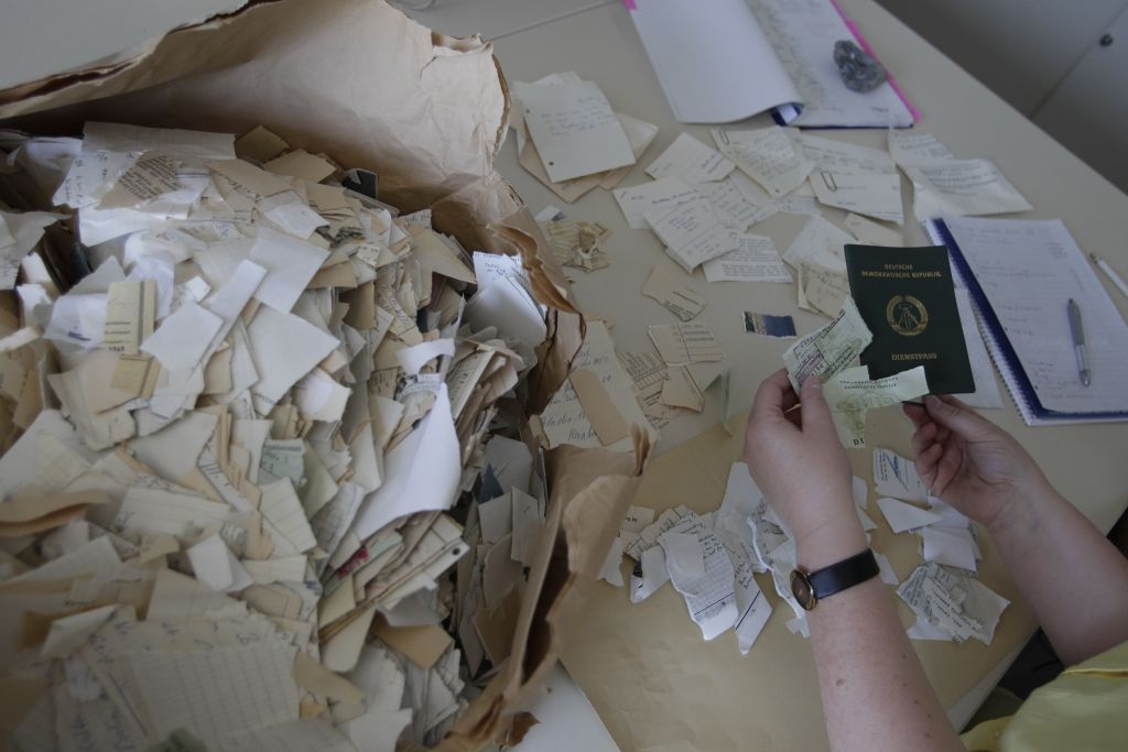 Τριάντα χρόνια μετά συνεχίζεται η αποκατάσταση αρχείων της Stasi