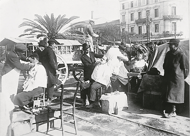 Προσφυγικοί καταυλισμοί δίπλα στον ναό του Ηφαίστου