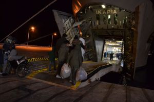 Eπιχείρηση μετακίνησης 815 αιτούντων άσυλο από τη Μόρια