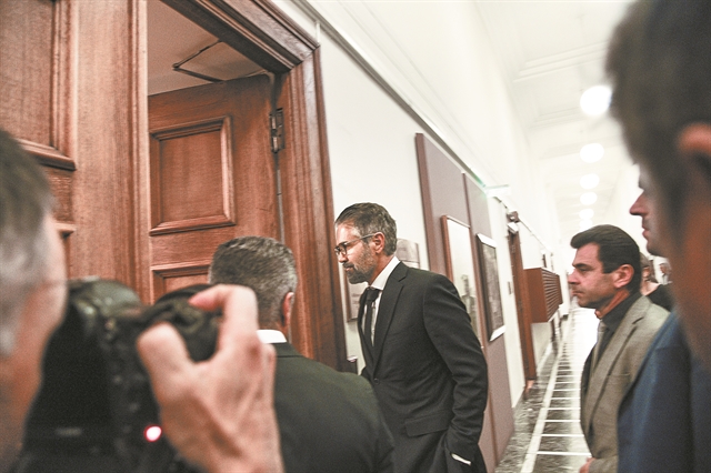 Μου έδινε ποινική προστασία για να μιλήσω για πολιτικά πρόσωπα