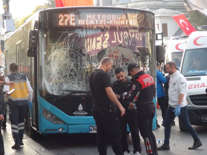 Κωνσταντινούπολη: Επεσε με λεωφορείο σε πλήθος – Επιτέθηκε και με μαχαίρι