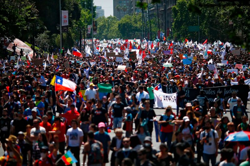 Χιλή : Οι διαδηλώσεις επεκτάθηκαν στα πλούσια προάστια του Σαντιάγκο