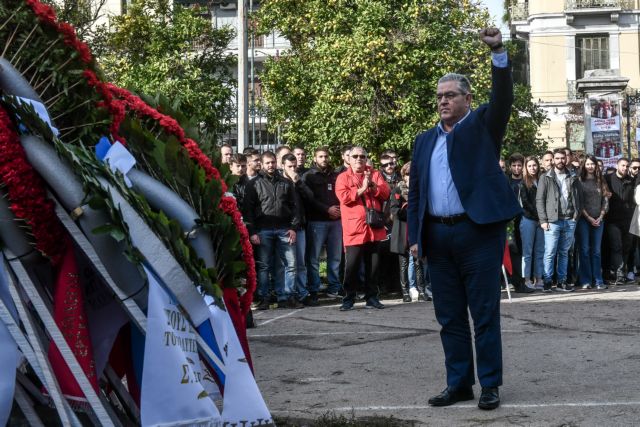 Αντιπροσωπείες του ΚΚΕ και της ΚΝΕ κατέθεσαν στεφάνια στο Πολυτεχνείο