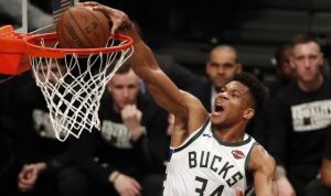 «Σάρωσε» ο Αντετοκούνμπο, χαλαρά οι Μπακς νίκησαν τους Πέισερς