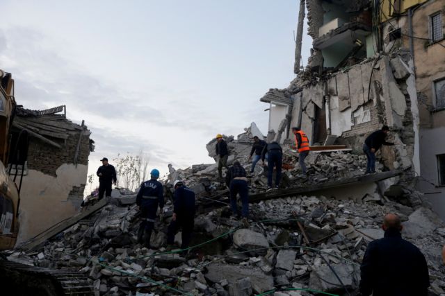 Σεισμός στην Αλβανία: Μάχη με τον χρόνο να βρουν ζωντανούς στα ερείπια