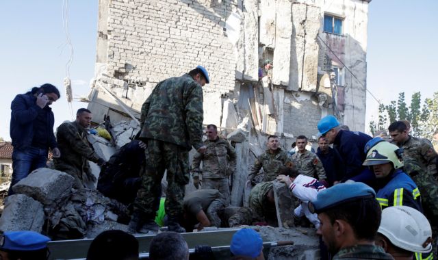 Συγκλονιστικές εικόνες : Η στιγμή της διάσωσης ενός μικρού αγοριού από τα ερείπια