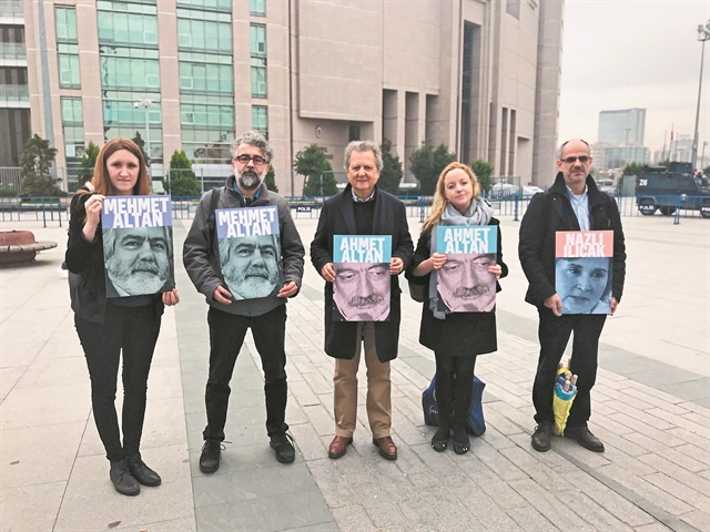 Στη φυλακή, χαμογελώντας