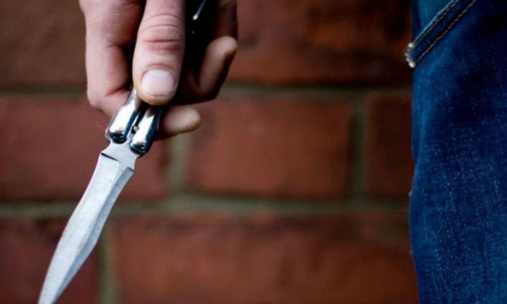 Τρόμος στη Δάφνη: Άντρας με μαχαίρι επιτέθηκε σε μαθήτριες