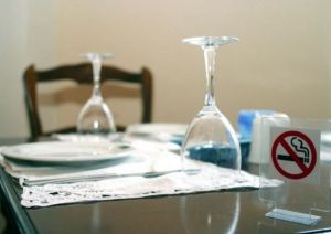 Αντικαπνιστικός νόμος : Γεγονός τα πρώτα πρόστιμα για τσιγάρο