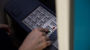 Μισό βήμα πίσω από τις τράπεζες για τις προμήθειες