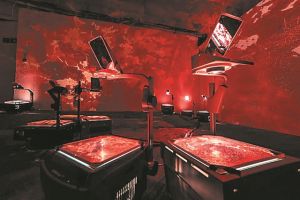 Γεμίζει «αίμα» το Μουσείο Γουόρχολ για την Παγκόσμια Ημέρα κατά του AIDS