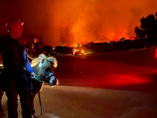 Ανεξέλεγκτη πυρκαγιά απειλεί σπίτια στη Σάντα Μπάρμπαρα