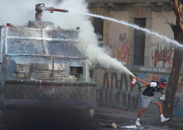 Σάλος στη Χιλή: Διαδηλωτής πέθανε αβοήθητος – Η αστυνομία εμπόδισε νοσοκόμους