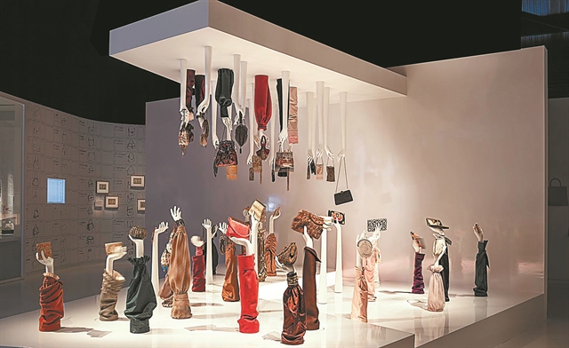 Η Lady Gaga δείχνει τον δρόμo…