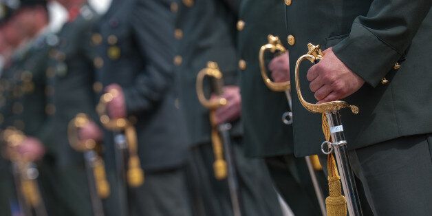 Αυξήσεις έως 100 ευρώ τον μήνα για 16.000 στρατιωτικούς